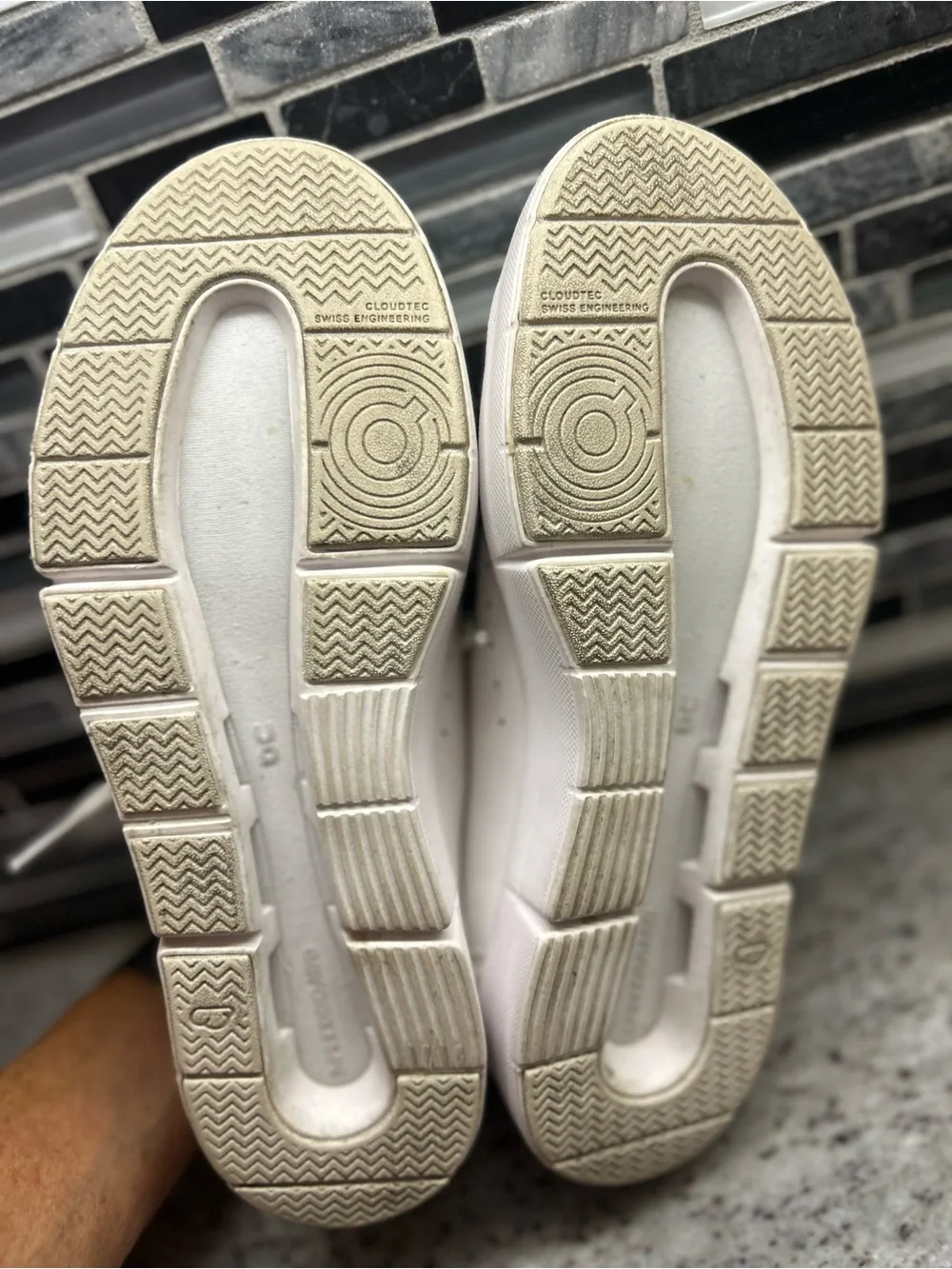 On Cloud womens Roger Advantage White Leather Sneakers - size 6.5 EUC